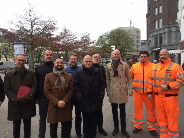 Herr Bodo Hafke, Baudezernent Bezirksamt Mitte,Mitglied des Novum Group Teams, Herr David Etmenan (Brauner Mantel ) GF der Novum Group , Herr A. Kopp, GF der Fa. EOS,1.Bürgermeister Dr. Peter Taschentücher, Herr Rolf Förster, Vorstandsvorsitzender IG Steindamm e.V., Mitglied Team Novum Group, Team der Stadtreinigung Hamburg