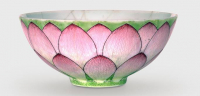 Schale mit Dekor einer Lotosblüte, Qing-Dynastie, Yongzheng-Ära (1723–35), Porzellan glasiert, Aufglasurfarben der famille rose, H 5,4 cm, D 11,8 cm, MKG